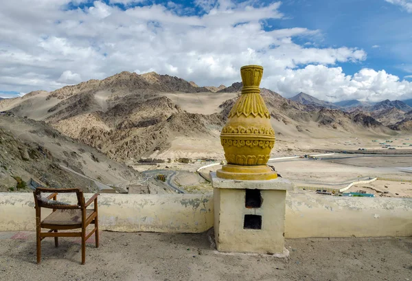 Nesneleri Spituk Manastırı, Jammu ve Keşmir, Hindistan içinde dua Tibet.