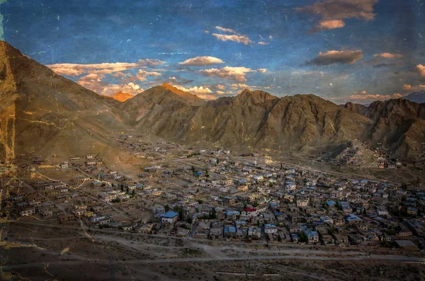 Leh Namgyal Tsemo Manastırı, Ladakh, Hindistan panormanic manzaralı eski fotoğraf.