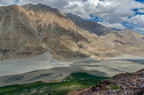 Nubra Vadisi, Hindistan ile yoluna Shyok nehir akar.