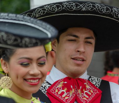 Romanya, Timisoara - 8 Temmuz 2018: Meksika geleneksel kostümleri dansçılar mevcut belediye binası Timisoara tarafından düzenlenen Uluslararası 