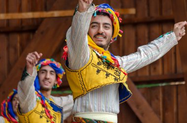 Romanya, Timisoara - 8 Temmuz 2018: Geleneksel kostüm, Genç Türk dansçılar Uluslararası Halk Festivali, mevcut 