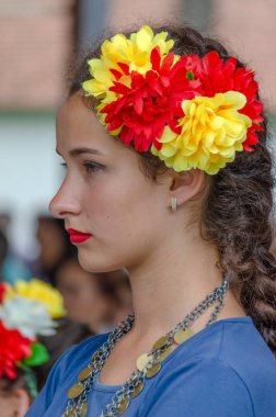 Timisoara, Romanya - 8 Temmuz 2018: Geleneksel kostümlü genç Bulgar dansçı kız, Belediye Tarafından düzenlenen uluslararası halk festivali 