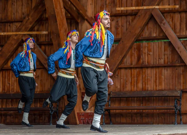 Romanya, Timisoara - 8 Temmuz 2018: Geleneksel kostüm, Genç Türk dansçılar Uluslararası Halk Festivali, mevcut 