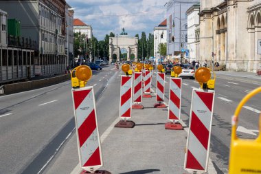 Ludwigstrasse/Münih/Almanya - 25 Mayıs 2018: Ludwigstr inşaat alanında. siegestor (Zafer Kapısı) arkada ile Münih'te