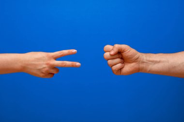 Taş-kağıt-makas - rock ile adam kazanır - mavi arka plan