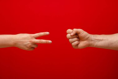 Taş-kağıt-makas - rock ile adam kazanır - kırmızı arka plan