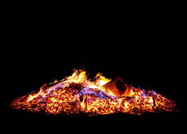 Parlayan ahşap ve bulanık alevler çok büyük bir kamp ateşi