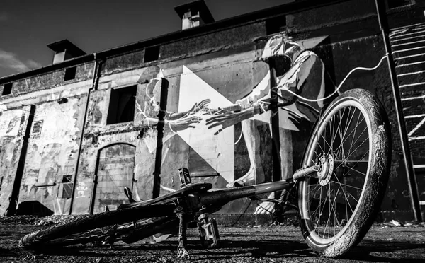 Bicicletta Terra Vecchi Edifici Con Graffiti Sul Retro Bianco Nero — Foto Stock