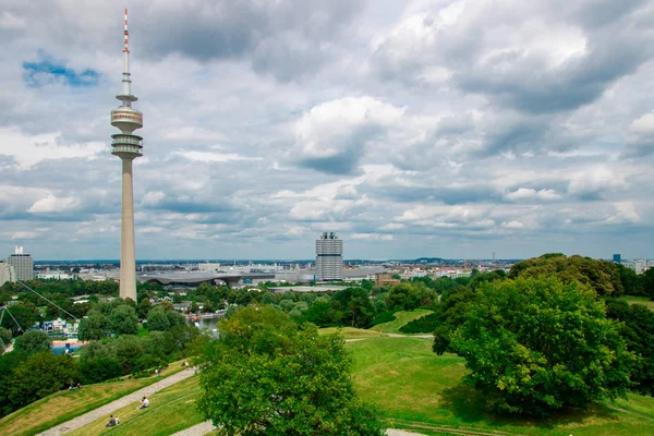 慕尼黑 2018 奥林匹亚公园在慕尼黑或德国与电视塔和 Bmw 博物馆 四圆筒 — 图库照片