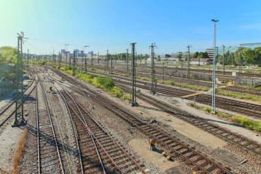 Münih/Almanya mavi gökyüzü ile Ana İstasyonu yakınında birçok raylar