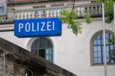 Münih, Almanya - 10 Ağustos 2018: Alman mavi polis (polizei) işareti bölümü Münih/Almanya