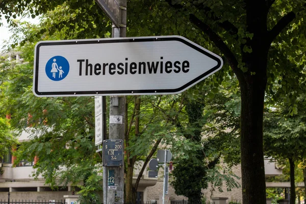Sinal Trânsito Theresienwiese Lugar Festival Outubro Apontando Para Caminho Mais — Fotografia de Stock