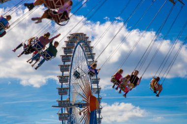 Dönme dolap ve carousel hareket, en büyük halk Festivali dünyanın - Münih Oktoberfest bulanıklık