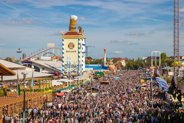 Almanya/Münih/oktoberfest - 22 Eylül 2018: Münih'te aşırı kalabalık oktoberfest üzerinde yüksek açılı görünüş