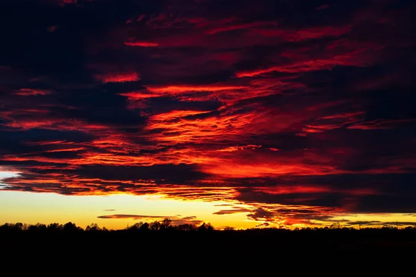En vacker orange och röd solnedgång med färgglada moln — Stockfoto