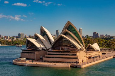 Sydney, Avustralya - Dez 02 2018: Opera Binası Sydney, Avustralya, Botanik Bahçesi ve sırt ve harika bir açık mavi gökyüzü manzarası ile