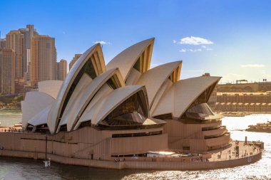 Sydney, Avustralya - 02 Aralık 2018: sırt ve harika bir açık mavi gökyüzü manzarası ile Sidney, Avustralya, Opera House
