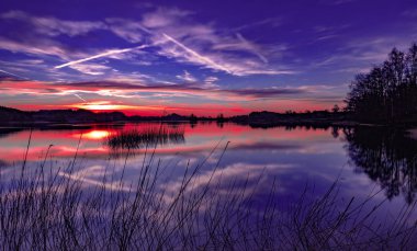Sakin ve huzurlu bir göl renkli gökyüzünde güzel bir gün batımı