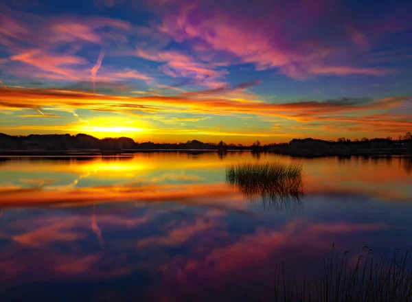 Um belo pôr do sol em um lago calmo e tranquilo - céu colorido — Fotografia de Stock