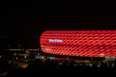 Futbol Stadı (Allianz Arena-İngiliz İttifak arenasında) Münih 'te takım FC Bayern Münih kırmızı renklerde gece