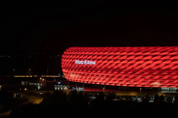 足球场 (Allianz 竞技场-在英国联盟竞技场) 在队 Fc 拜仁慕尼黑的慕尼黑的慕尼黑在晚上在红色 免版税图库照片