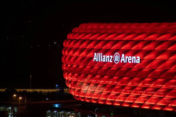 足球场 (Allianz 竞技场-在英国联盟竞技场) 在队 Fc 拜仁慕尼黑的慕尼黑的慕尼黑在晚上在红色 图库图片