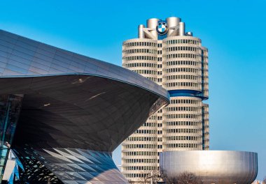 BMW Welt munich adlı güzel bir gökyüzü ile altın bir saat içinde