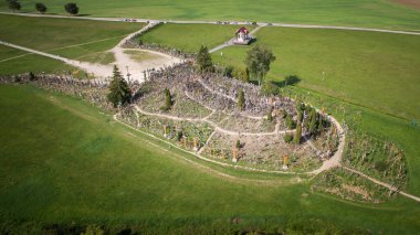 Norveç 'teki eski mezarlığın havadan görünüşü