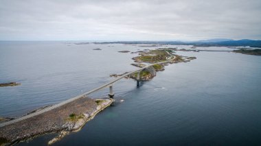 Norveç 'te Atlantik Yolu. Atlantik Okyanusu 'ndaki adalar arasındaki köprü ve yol. Yukarıdan görüntüle