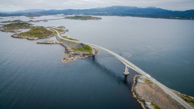 Norveç 'te Atlantik Yolu. Atlantik Okyanusu 'ndaki adalar arasındaki köprü ve yol. Yukarıdan görüntüle