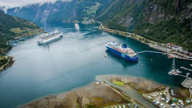 Norveç, Geiranger limanının manzarası. Geirangerfjord ve Geiranger kasabası. Norveç 'te bir fiyordun yanında kamp yapmak