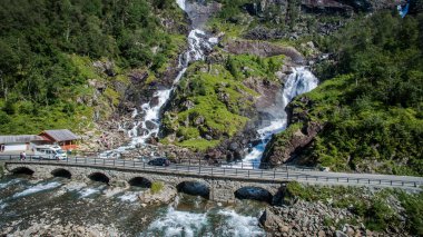 Norveç 'teki manzaranın manzarası. Şelalenin manzarası. Kayalıklardan aşağı kayıyor. Dağ gölü ve taş uçurumlar. Dağdan Norveç manzarası