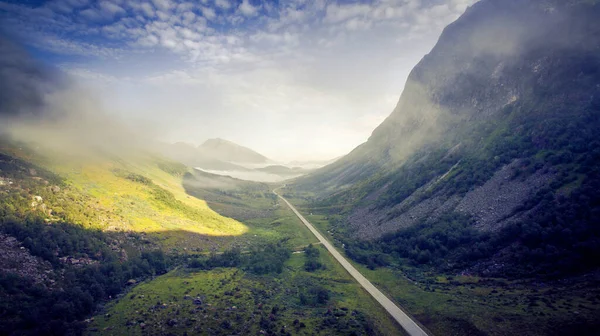 Norveç 'teki manzaranın manzarası. Yol manzarası. Kayalıklardan aşağı kayıyor. Dağ gölü ve taş uçurumlar. Dağdan Norveç manzarası
