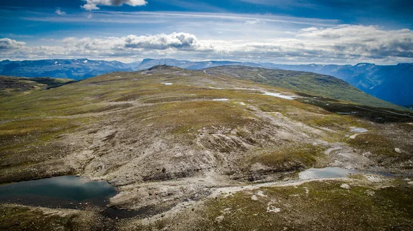 挪威峡湾的全景 看峡湾的景色 岩石在悬崖上 高山湖泊和石崖 从山上看挪威的风景 — 图库照片