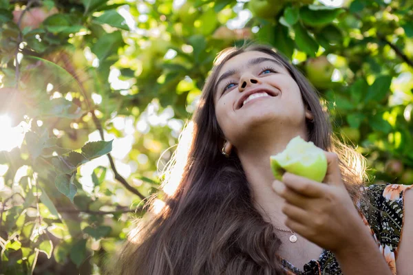 Mädchen Isst Apfel Mädchen Apfelgarten Isst Einen Apfel Mädchen Apfelgarten — Stockfoto