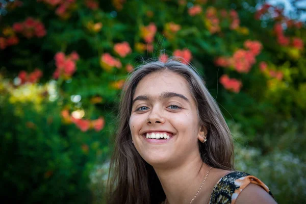 Gülümseyen Güzel Bir Kızın Portresi Yazın Mutlu Bir Kız Yazlık — Stok fotoğraf