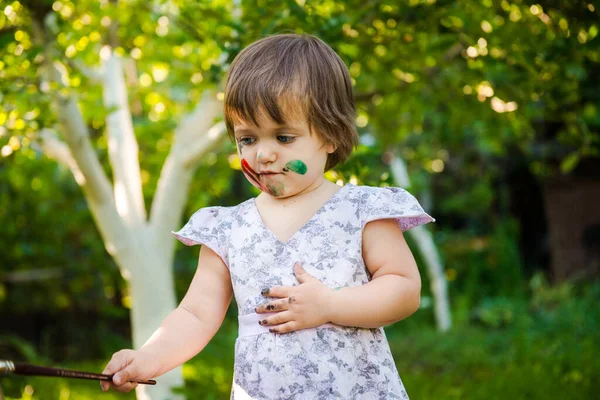 Niña Está Dibujando Joven Artista Pintura Una Chica Divertida Parque — Foto de Stock