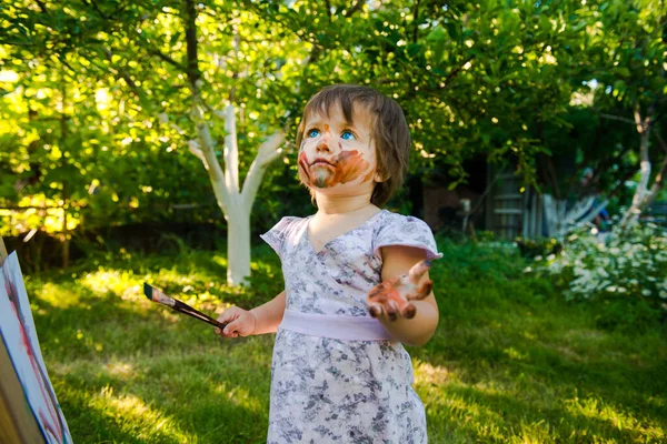 Niña Está Dibujando Joven Artista Pintura Una Chica Divertida Parque — Foto de Stock