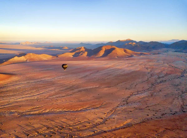 Sıcak Hava Balonu Ocak 2018 Yılında Alınan Namibya Çölü Üzerinde — Stok fotoğraf