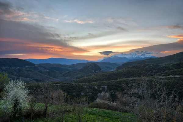 Χιονισμένο Βουνό Ηλιοβασίλεμα Στη Βόρεια Ελλάδα Που Λαμβάνονται Απρίλιο Του — Φωτογραφία Αρχείου