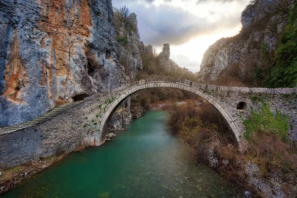 Eski kemer köprüler Vikos Gorge Nisan 2018 yılında çekilen Kuzey Yunanistan üzerinden