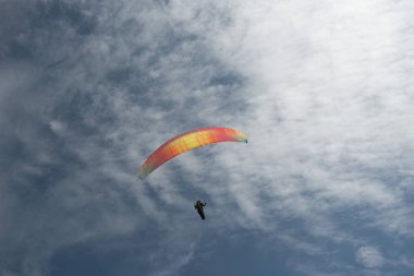 İngiltere'de Peak District, Haziran 2018 yılında çekilen, paraşütler