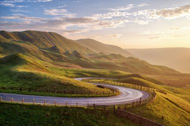 Günbatımı Winnats Pass Peak District İngiltere için üzerinde