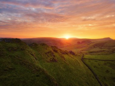 Chrome Parkhouse Hill Peak District İngiltere'de günbatımı sırasında görülen Hill