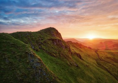 Chrome Parkhouse Hill Peak District İngiltere'de günbatımı sırasında görülen Hill
