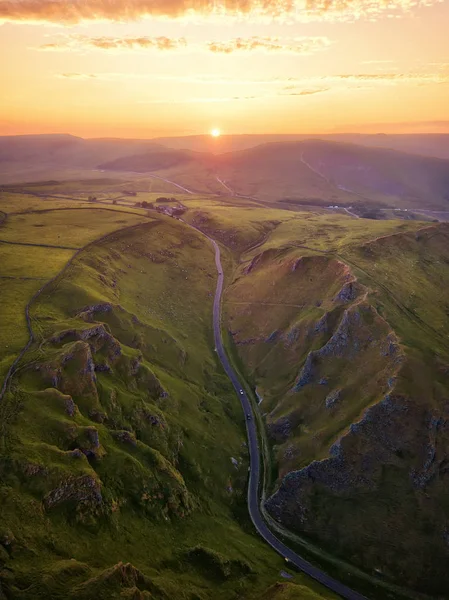 Günbatımı Winnats Pass Peak District İngiltere için üzerinde