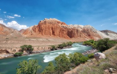 Red Rocks Kokemeren Nehri boyunca Kızıl-Oi, Kırgızistan Ağustos 2018 yılında alınan yakın: