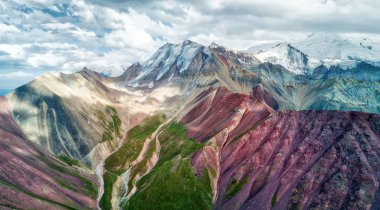 Mount Lenin Basecamp Ağustos 2018 yılında alınan Kırgızistan'dan görüldü