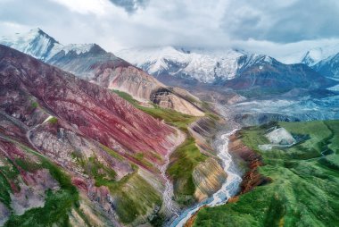 Mount Lenin Basecamp Ağustos 2018 yılında alınan Kırgızistan'dan görüldü
