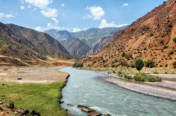 Κατά Μήκος Του Δρόμου Taldyk Ορεινό Πέρασμα Στην Κιργιζία Λαμβάνονται — Φωτογραφία Αρχείου